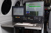 Arbeitsplatz für Flugvermessungssystem mit zwei Bildschirmen installiert in einer King Air 350