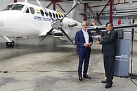 Der CEO von Aerodata, Neset Tükenmez, übergab den Schlüssel des neuen Flugzeugs an ED FIU Soran Singh.