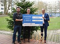 CEO Neset Tükenmez handed over the donation check to Romina Hartung and Roman Sendrowski.