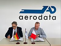 Aerodata's CEO Neset Tükenmez (l.) und der maltesische Brigardier Clinton O’Neill (r.) unterzeichneten den Vertrag.